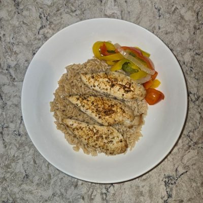 Chicken breast with parboiled rice cooked in bone broth & peppers