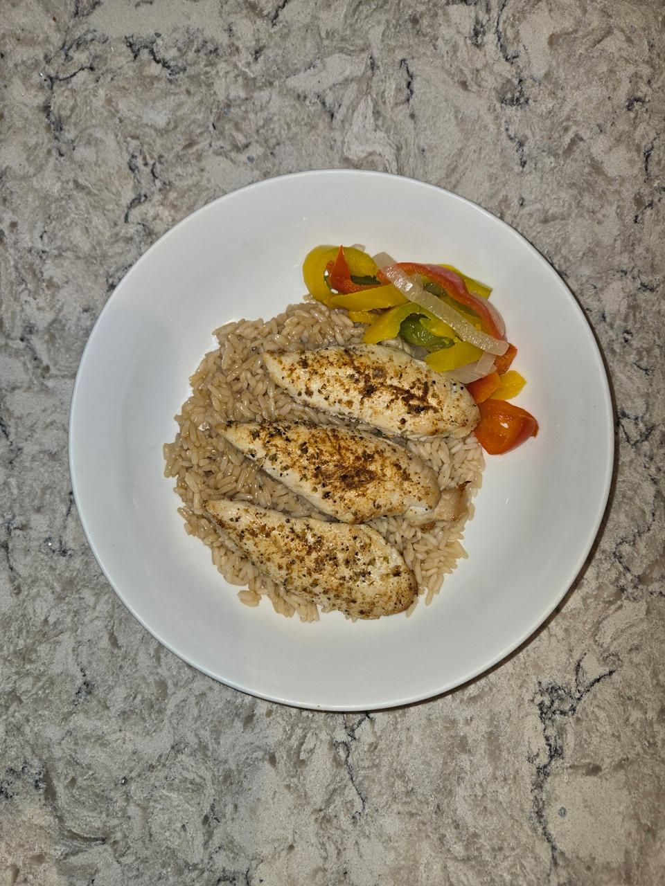 Chicken breast with parboiled rice cooked in bone broth & peppers
