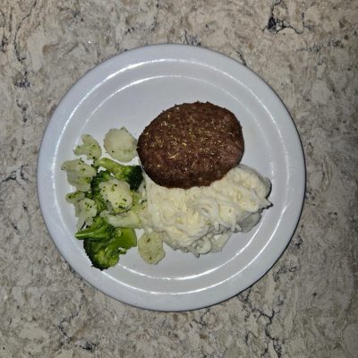 Beef burger patties wtih white rice noodles in Creamy cauliflower garlic mash