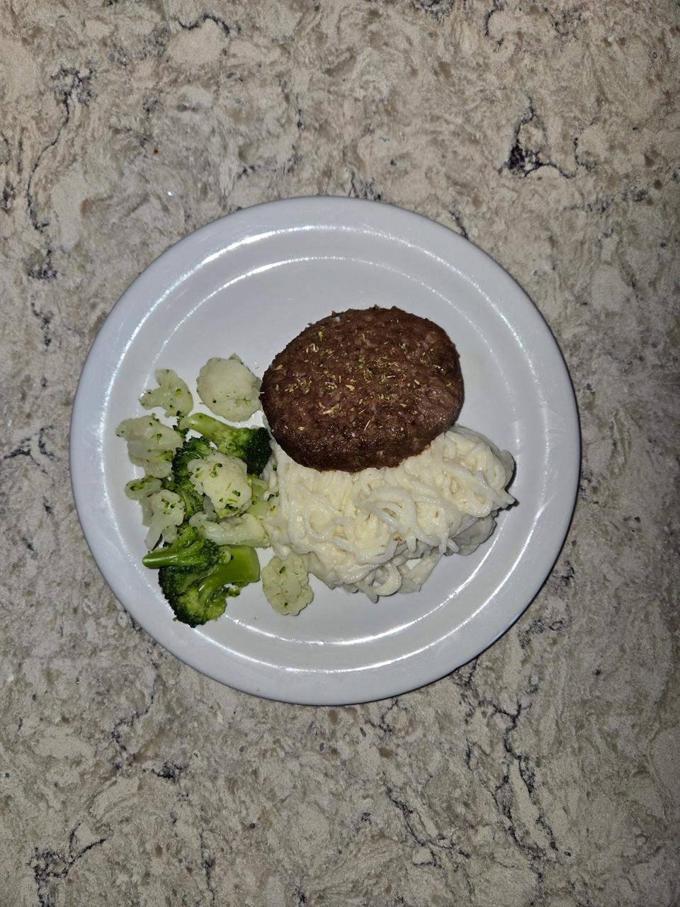 Beef burger patties wtih white rice noodles in Creamy cauliflower garlic mash